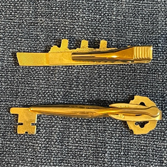 2 Gold Tone Tie Clips.  Ocean Liner Ship and Skeleton Key - Picture 4 of 4